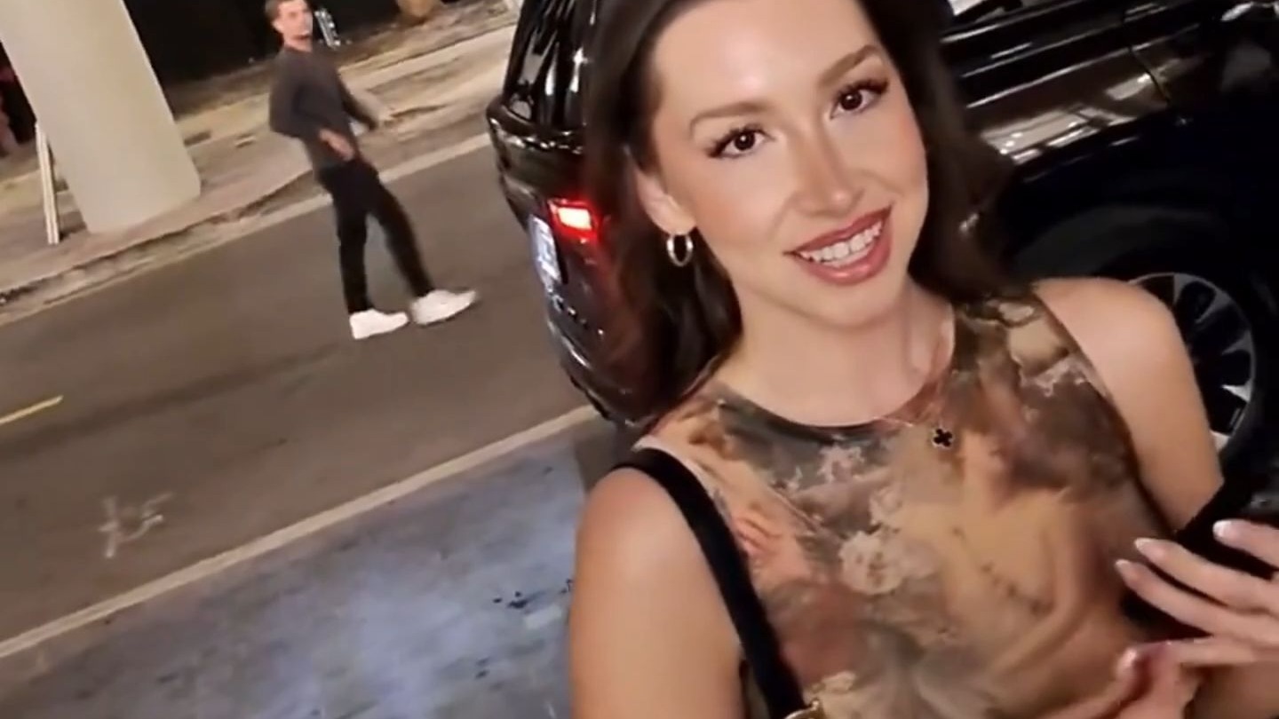 捷克街头-空气刘海棕色麻花辫的白皮肤眼镜娘人妻